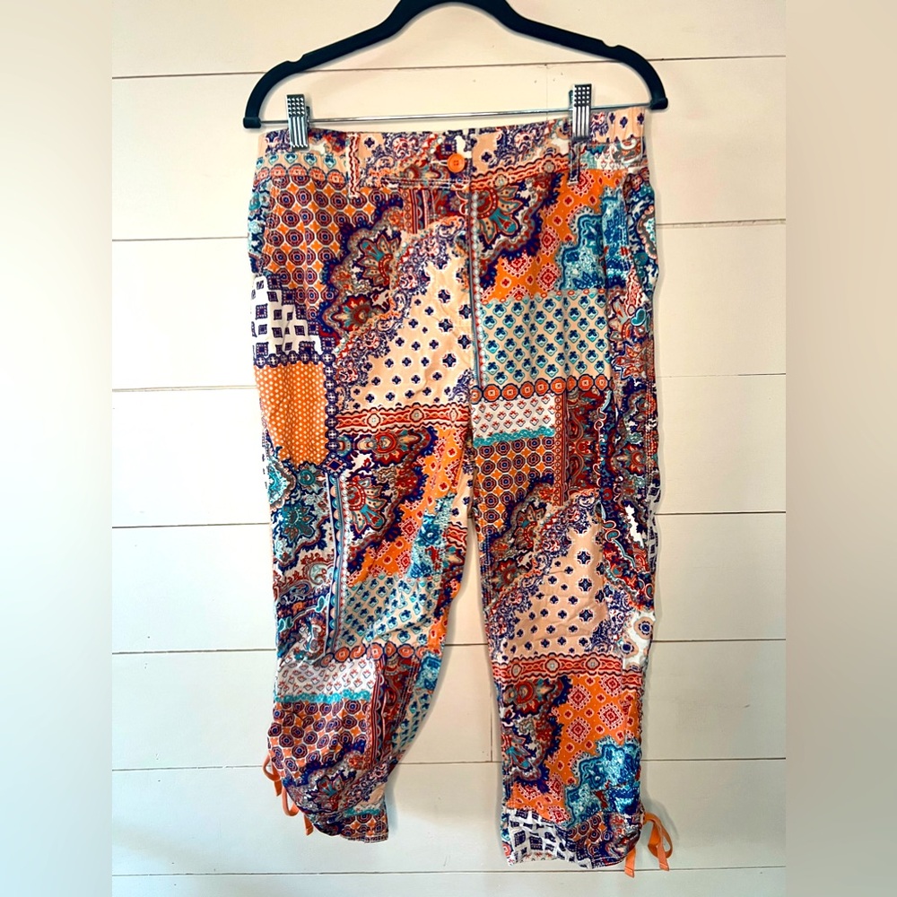 Womens Chico’s Patchwork Print Capris size 1 fits 8 to 10 EUC